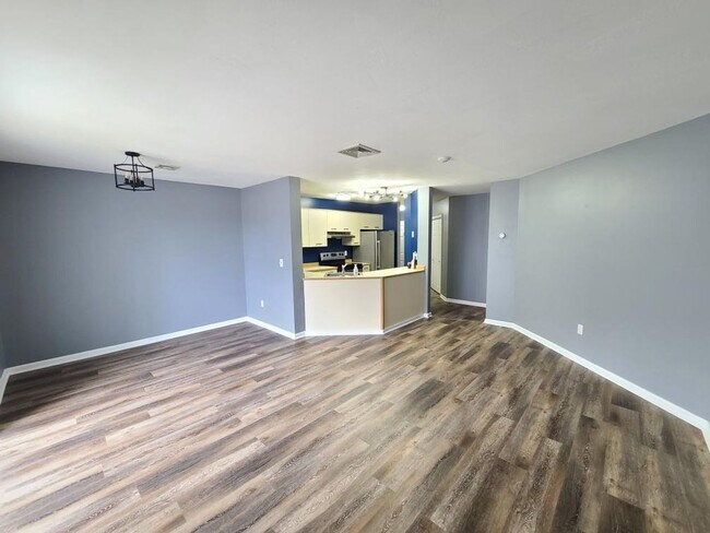 Foto del edificio - 2 Bed, 1 Bath, 1st Floor Unit