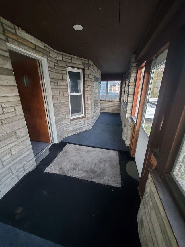 Building Photo - 3 Bedroom Single Family