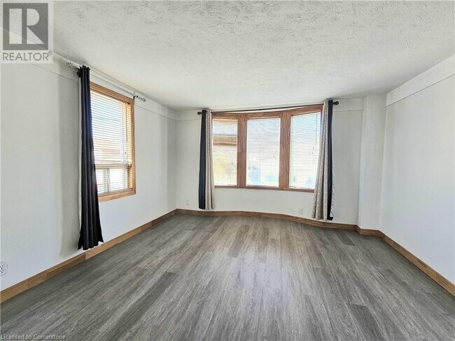 Building Photo - 273 Rosslyn Ave N