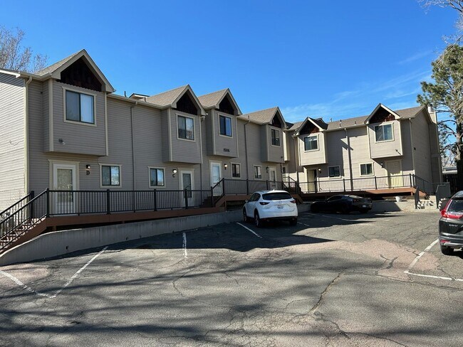 Building Photo - Available NOW, 2 bedroom townhome w/ AC - ...