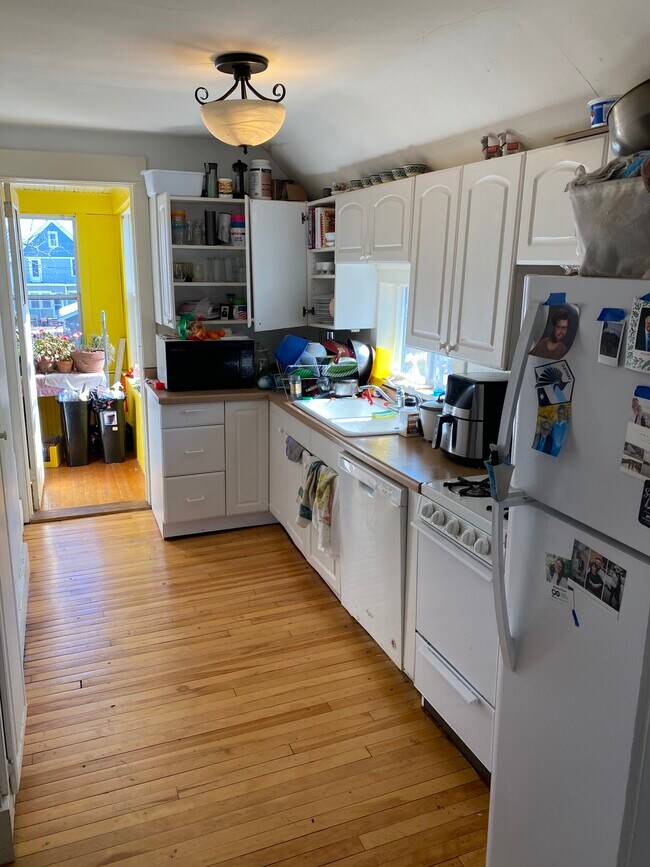 Kitchen - 626 Cherokee Ave