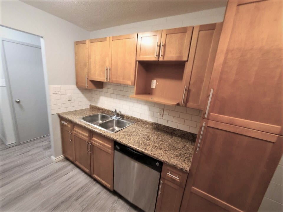 Primary Photo - 155-155 Mighton Ave