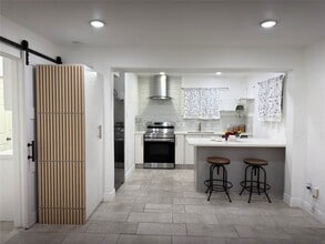 Building Photo - 828 Allston St