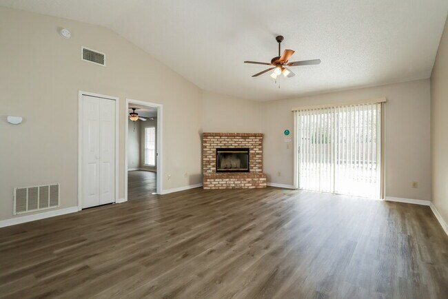 Foto del edificio - 8022 Loch Lomond Ln