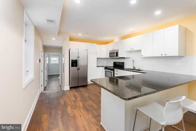 Building Photo - 825 Hollins St