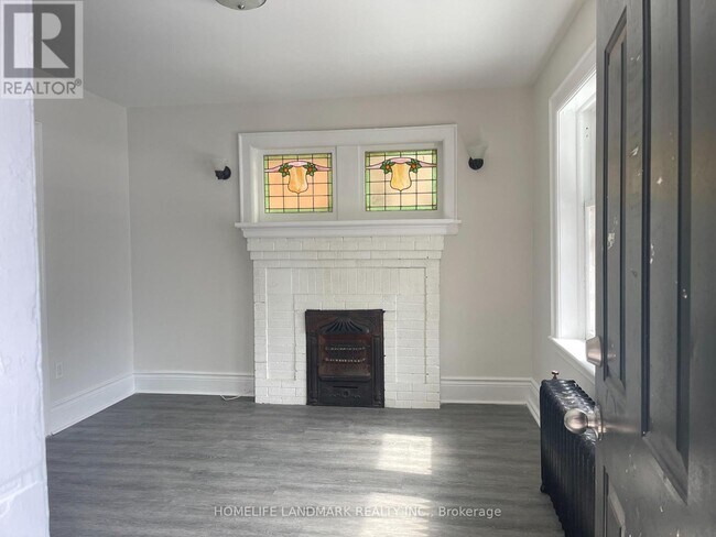 Building Photo - 987 Main St E