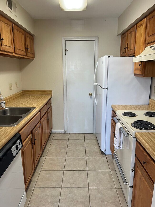 Building Photo - 232 Antrim Dr