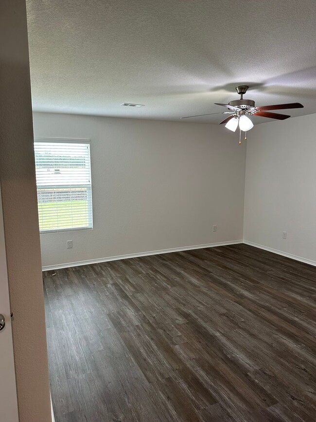 Building Photo - *Pre-leasing* NEWER Three Bedroom | Two Ba...