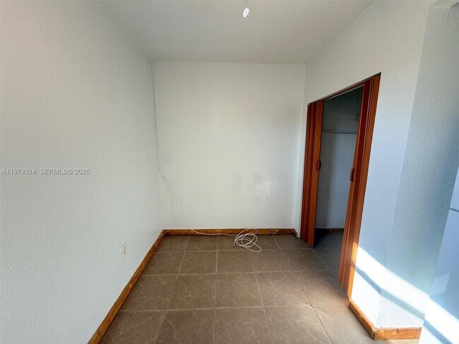 Foto del edificio - 1612 NE 169th St