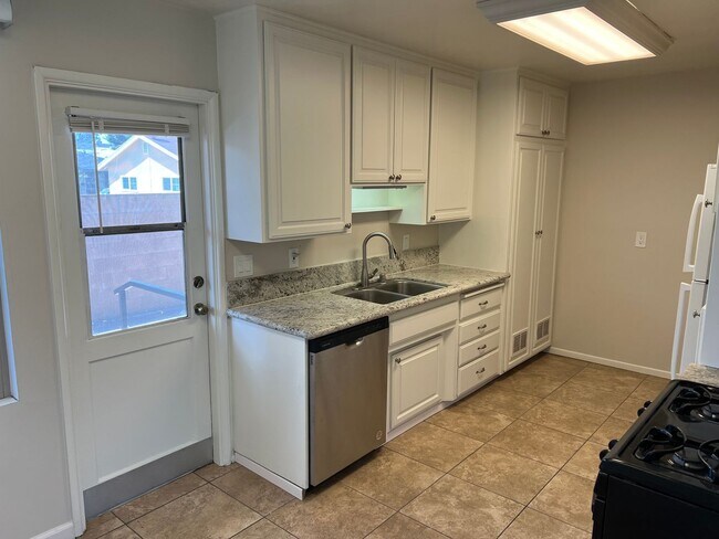 Foto del interior - Charming 1 Bedroom unit, completely remodeled with In-Unit Washer/Dryer!