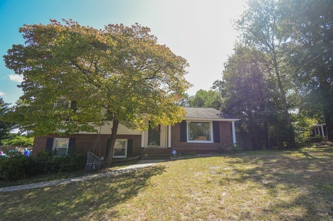 Building Photo - 3 Bedroom 2 Bathroom with Pool and Hot Tub!