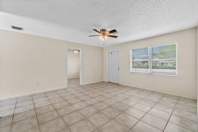 Building Photo - 4758 Gulfstream Rd