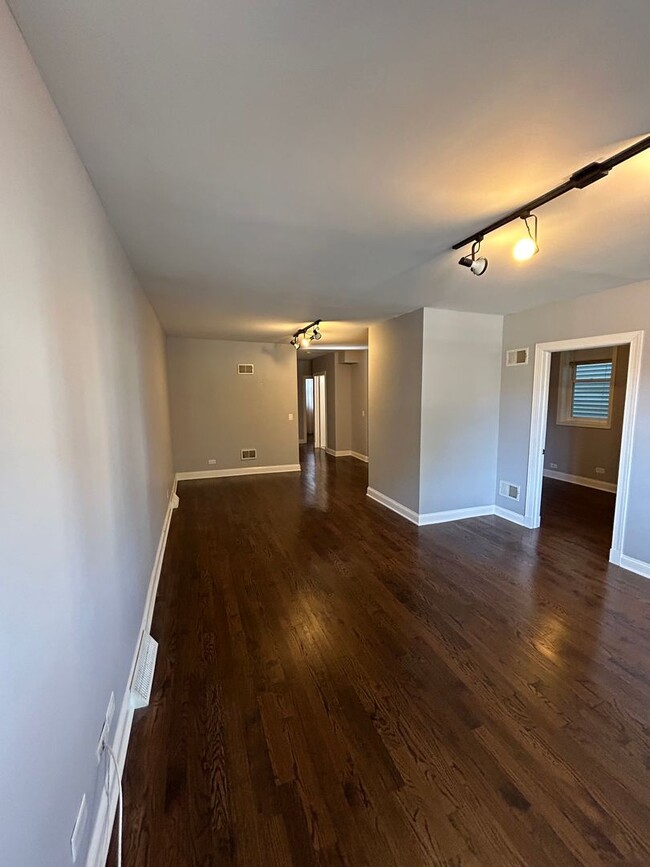 Building Photo - Noble Square – 3 Bed / 1 Bath - Central A/...