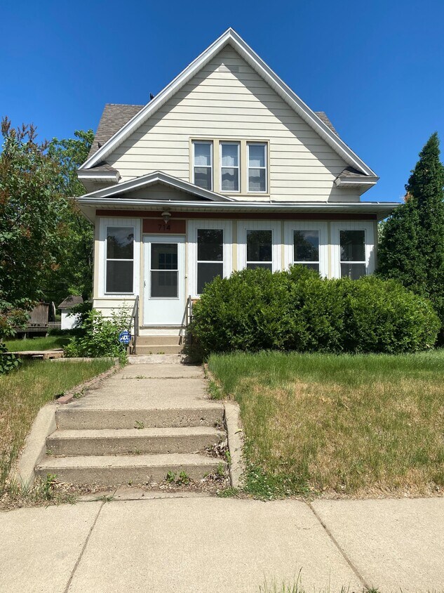 Foto principal - 714 14th Ave S