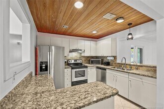 Building Photo - 1250 SE Petunia Ave