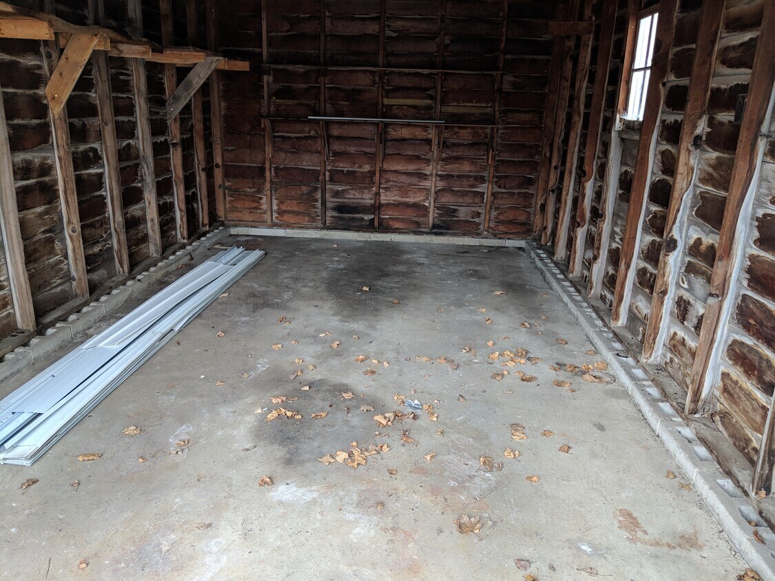Inside - 321 River St