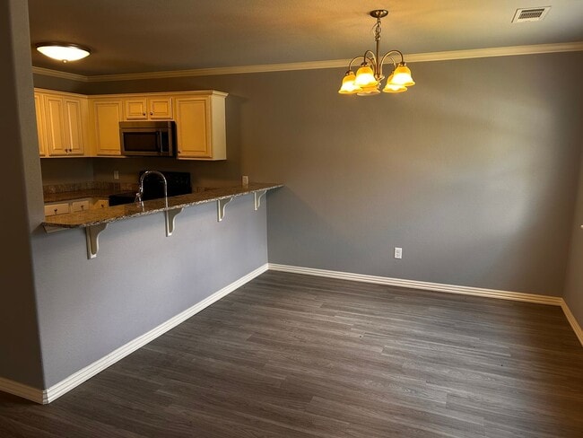Building Photo - 4 Bedroom 4.5 Bathroom home, private parking and 2 car garage Now Pre-leasing For August 10th mov...