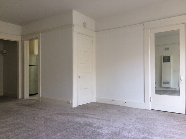 Building Photo - 105 S El Molino Ave