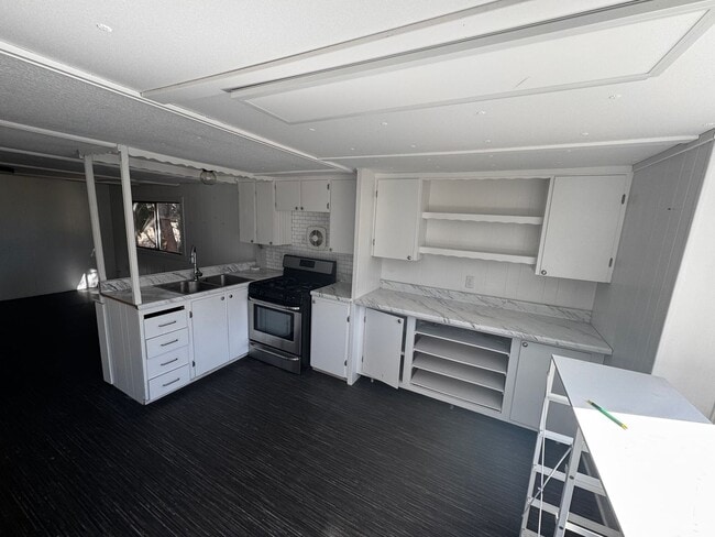 Building Photo - Great duplex 3 bed 1 bath townhome.