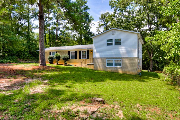 Primary Photo - Spacious Three Bedroom w/Oversize Backyard