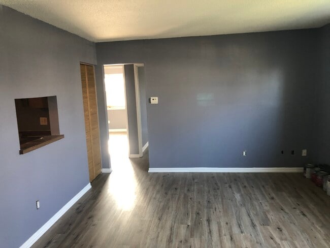 Foto del edificio - 1120 E 6th St apt 3