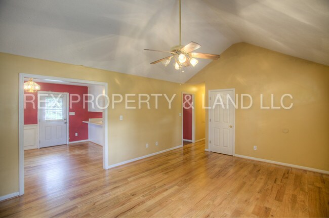 Building Photo - 129 Thompson Ave