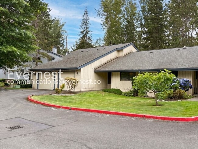 Building Photo - 2 Bed/2 Bath Condo with Fireplace & Garage / Vouchers Accepted / Available Now!