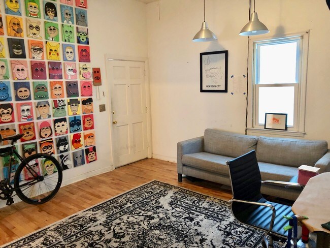 Building Photo - 146 Line St