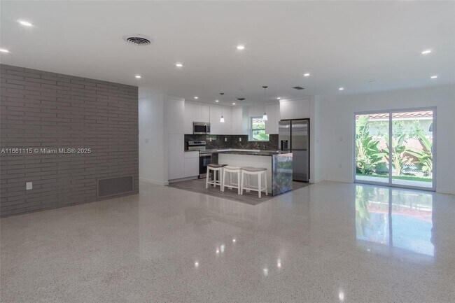 Foto del edificio - 904 NE 96th St