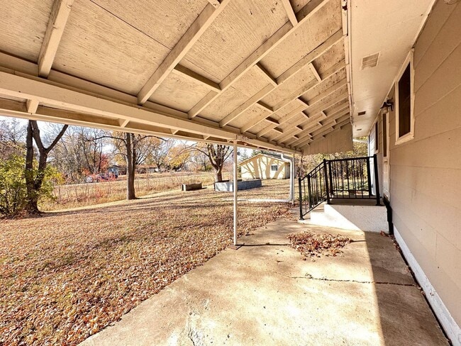Building Photo - 9133 Oakwood Rd