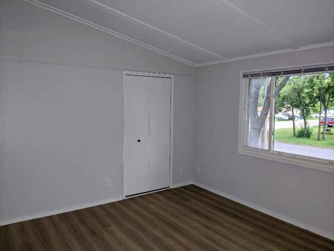 Building Photo - 300 Locust St