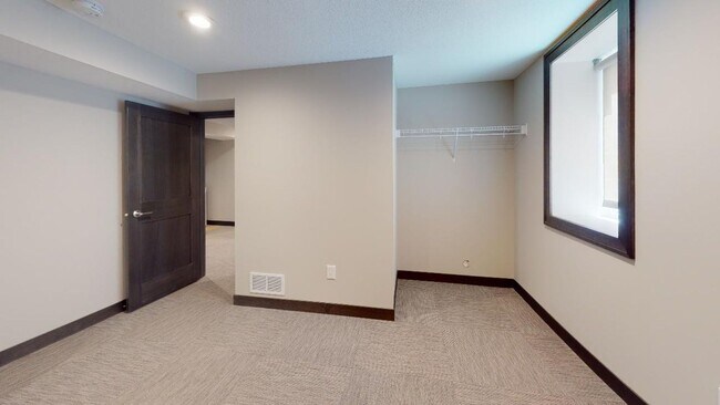 Building Photo - Modern 10 Bedroom House Close to U of M Ca...