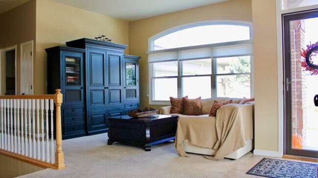 Building Photo - Beautiful 4 Bedroom 4 Bath Home in the Woo...
