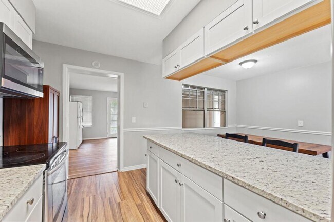 Foto del edificio - 7739 Pinnacle Dr