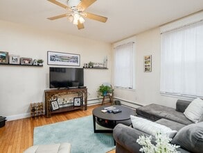 Building Photo - 546 E 8th St