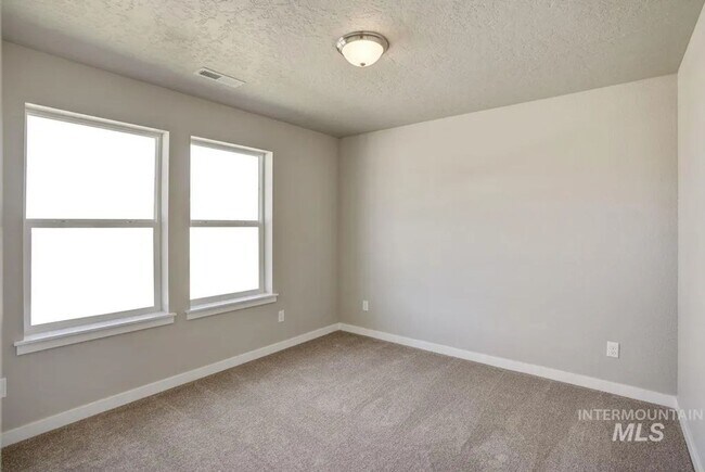 Foto del edificio - Must See 3 bed plus a office with a 3 Car ...
