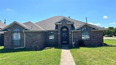 Building Photo - 1800 Avon Dr