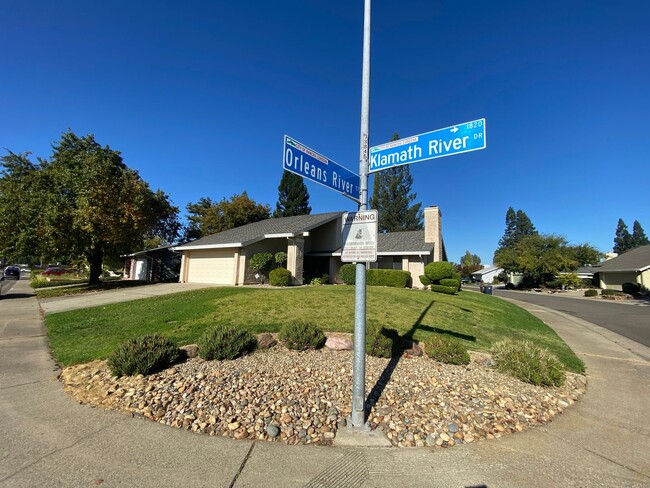 Building Photo - Well Maintained, Large Corner Lot