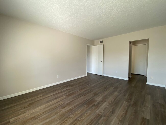 Building Photo - Beautiful 1-Bedroom Condo in Gated East Or...