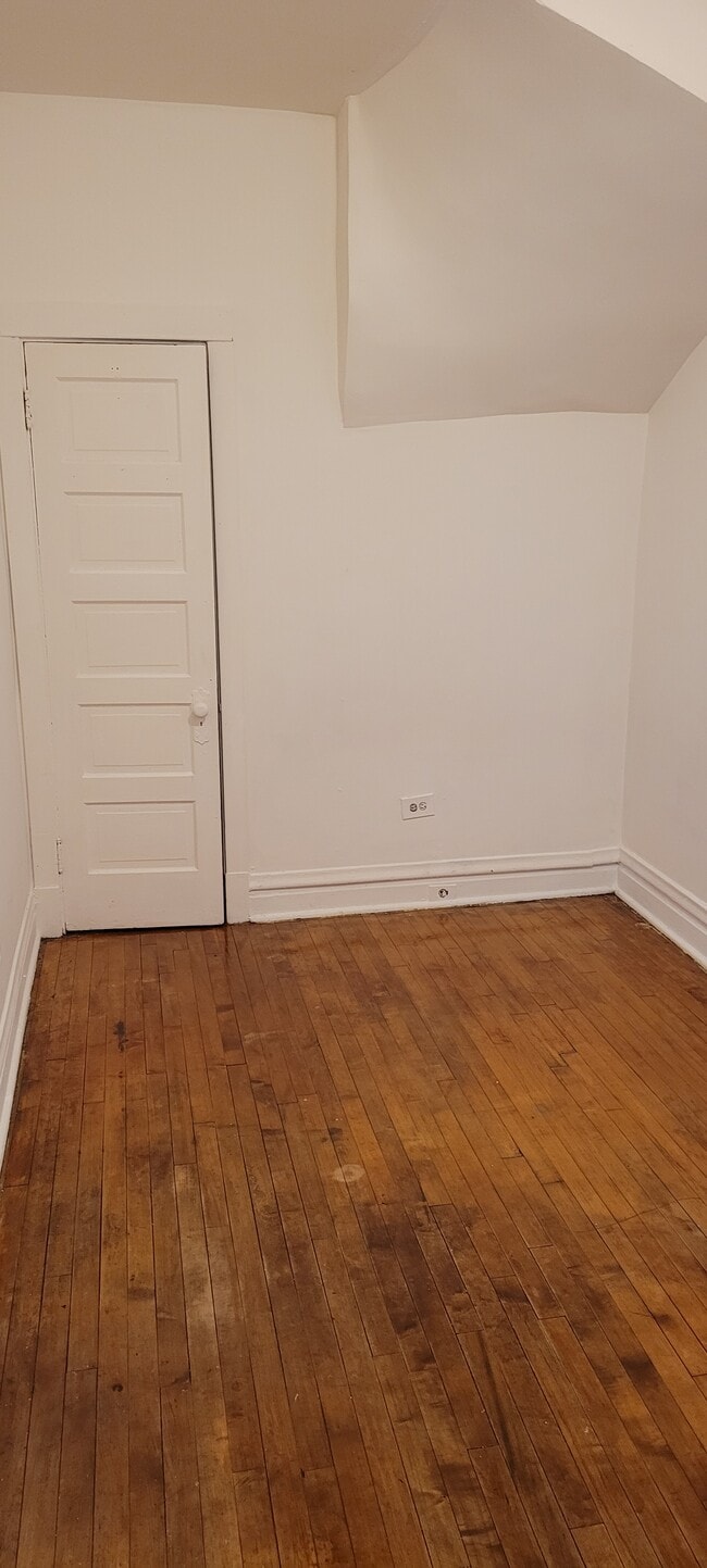 Ist floor bedroom - 653 N Christiana Ave
