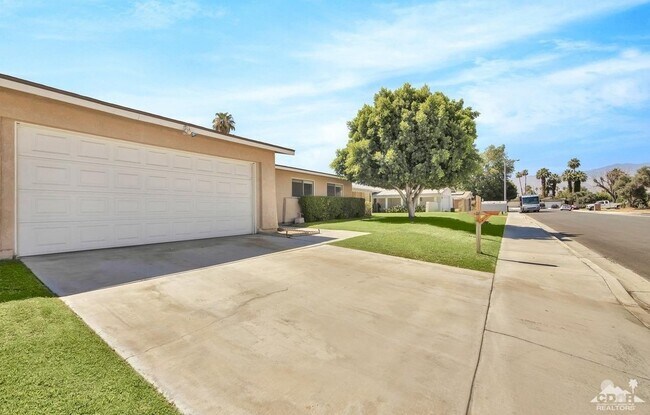 Foto del edificio - Central Palm Desert Home (3b/2b)