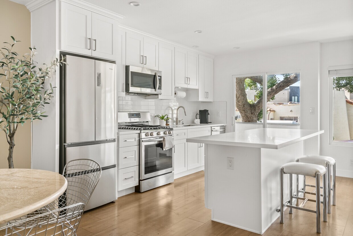 Foto principal - 8359 Rosewood Ave
