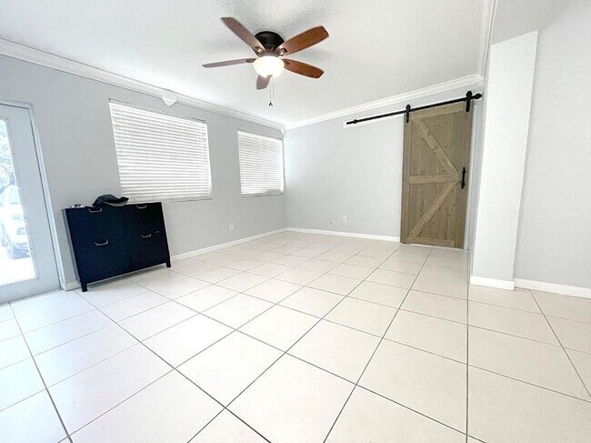 Foto del edificio - 324 SW 22nd St