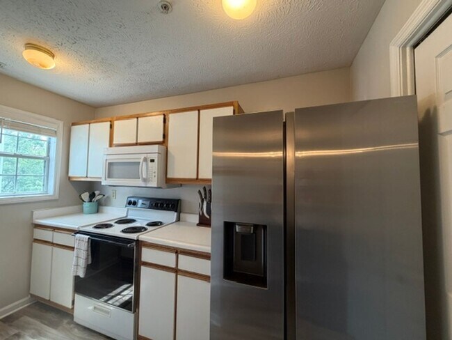 Foto del edificio - 200 Waterdown Dr