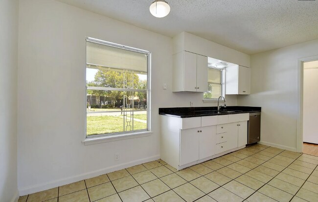 Building Photo - Lovely 3-Bedroom Home in Greater Harmony H...