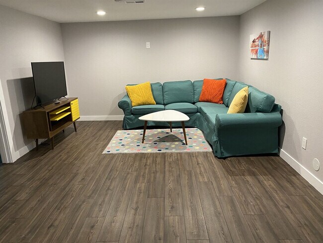 Foto del edificio - 3112 Rock Creek Dr