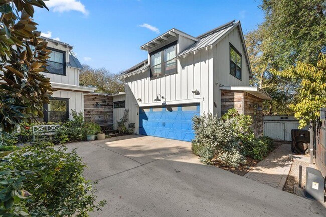 Building Photo - 703 E Live Oak St