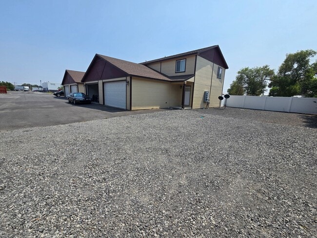 Building Photo - Beautiful Townhouse Available Now! Move In Special offering a $150 Move In Credit!