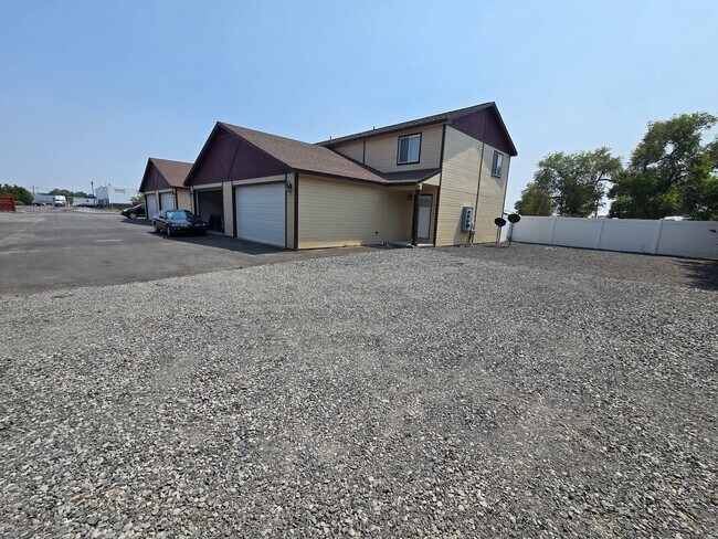Building Photo - Beautiful Townhouse Available Now!