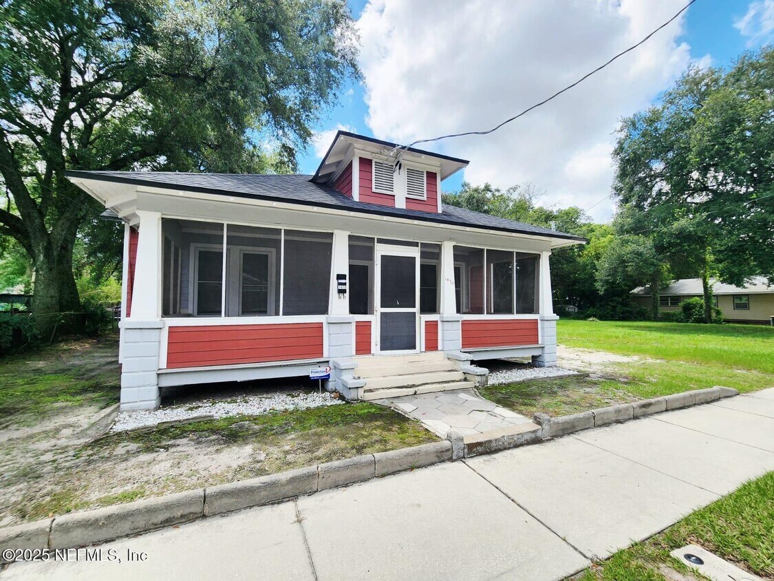 Foto principal - 1470 E 13th St
